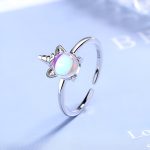 Une bague en argent avec un motif de licorne. La licorne a une crinière et une queue arc-en-ciel. La bague est ajustable.