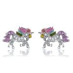 Une paire de boucles d'oreilles en forme de licorne en argent avec des ailes multicolores et des cristaux roses.