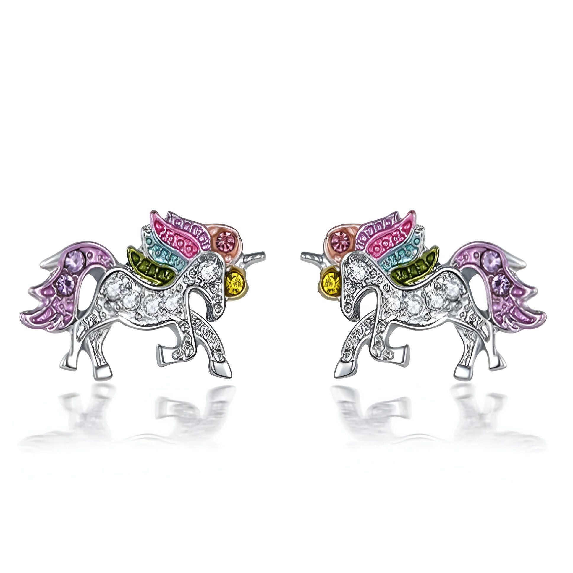 Une paire de boucles d'oreilles en forme de licorne en argent avec des ailes multicolores et des cristaux roses.