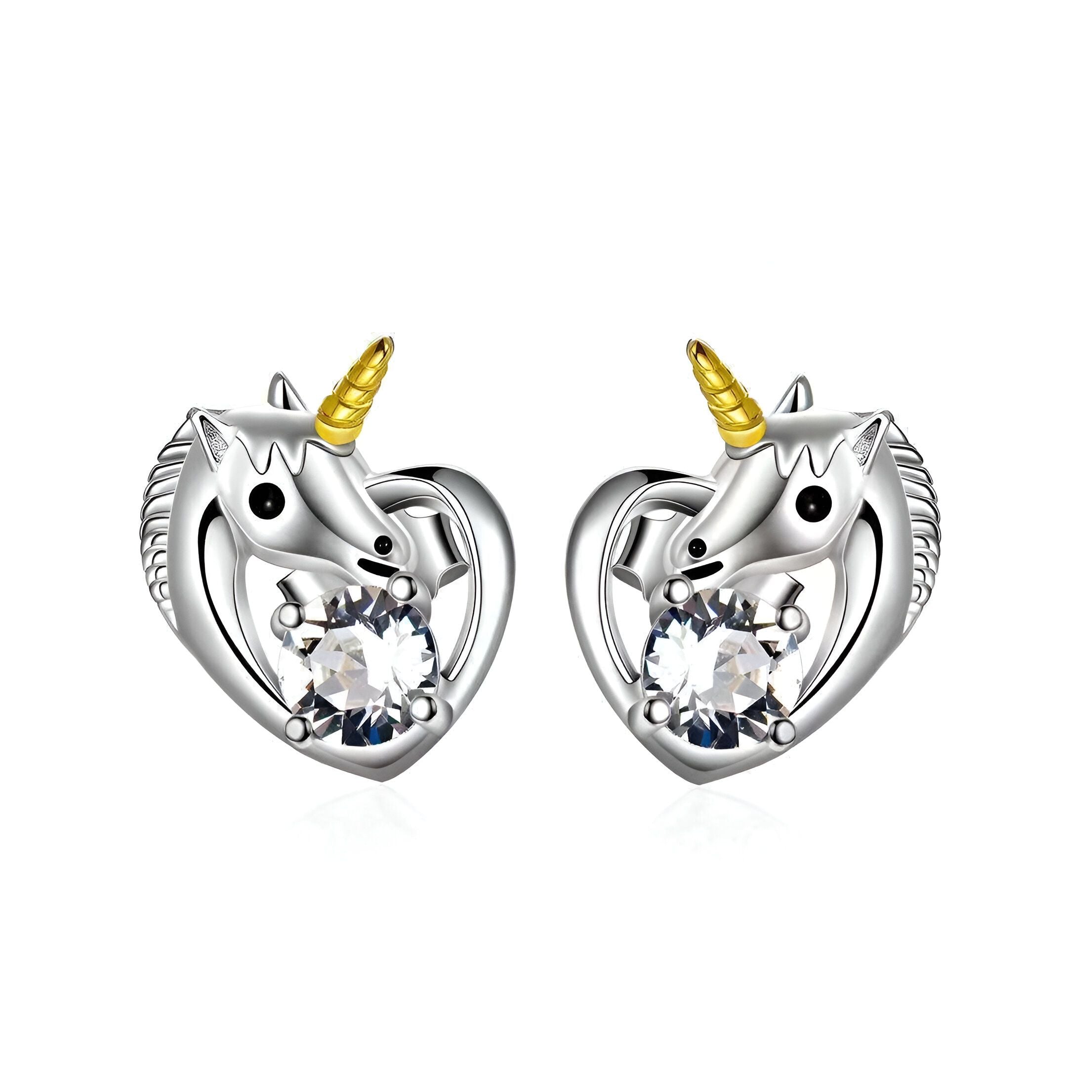 Une paire de boucles d'oreilles en forme de licorne en argent avec un cœur en cristal.