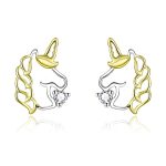 Une paire de boucles d'oreilles en forme de licorne en plaqué or avec des zircons cubiques transparents.
