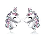 Une paire de boucles d'oreilles en forme de licorne en argent avec des cristaux roses, bleus et violets.