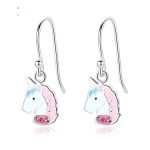 Une paire de boucles d'oreilles en argent avec des têtes de licorne. Les licornes ont une crinière et une queue roses, ainsi que des yeux bleus. Les boucles d'oreilles sont pendantes et ont un fermoir à crochet.