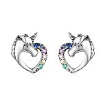 Une paire de boucles d'oreilles en forme de licorne avec un cœur. Les licornes sont serties de cristaux de différentes couleurs.