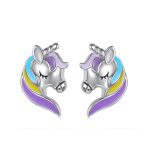 Une paire de boucles d'oreilles en argent sterling avec des licornes. Les licornes ont une crinière et une queue arc-en-ciel, et leurs yeux sont fermés. Les boucles d'oreilles sont de forme ovale et mesurent 10 mm de long et 8 mm de large.