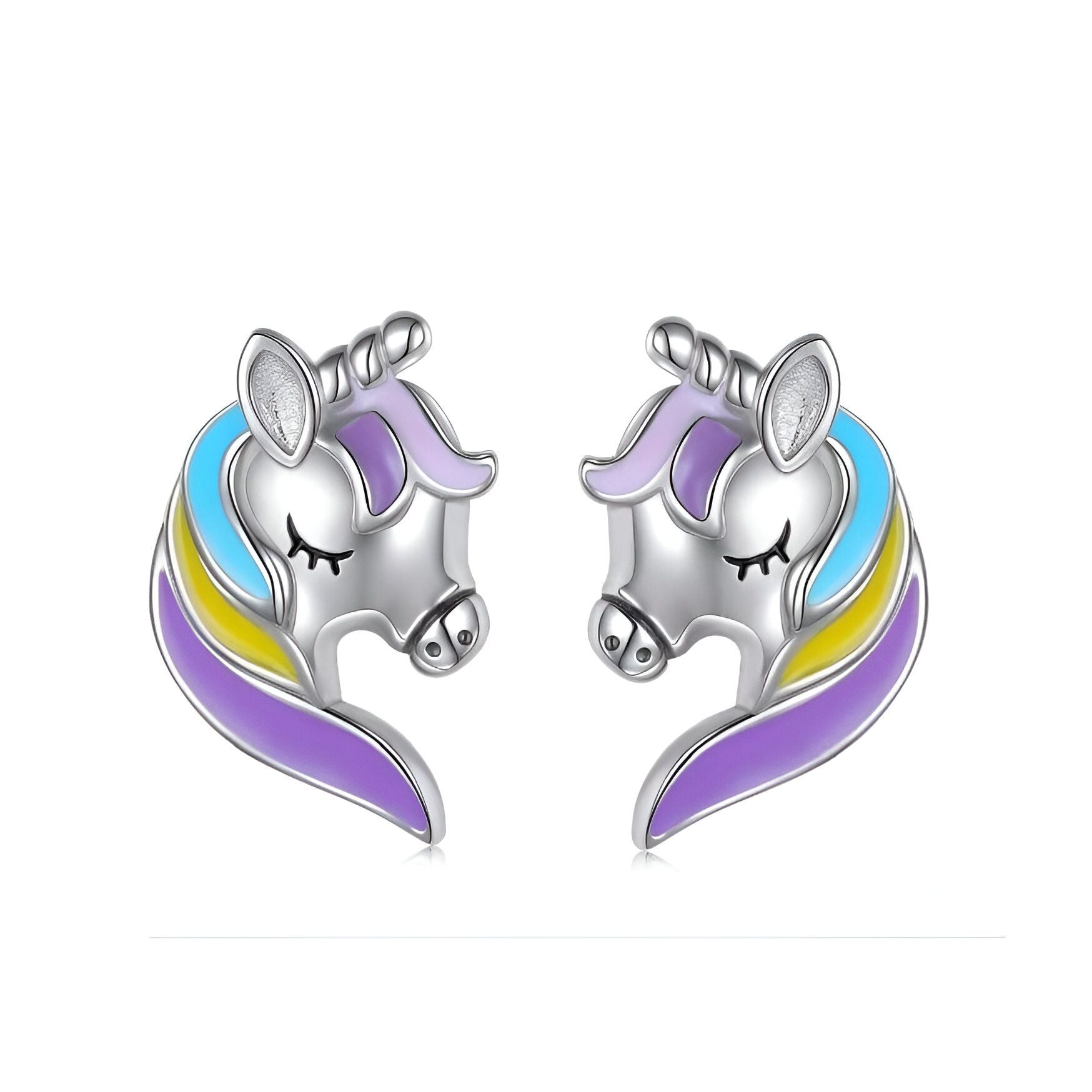 Une paire de boucles d'oreilles en argent sterling avec des licornes. Les licornes ont une crinière et une queue arc-en-ciel, et leurs yeux sont fermés. Les boucles d'oreilles sont de forme ovale et mesurent 10 mm de long et 8 mm de large.