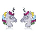 Une paire de boucles d'oreilles en argent sterling 925 en forme de tête de licorne. Les licornes ont une crinière et une queue multicolores.