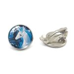 Une paire de boucles d'oreilles en forme de licorne blanche avec une crinière et une queue bleues. Les boucles d'oreilles sont en métal argenté et ont une forme ronde. L'image de la licorne est entourée d'un cercle bleu foncé.