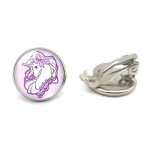 Une paire de boucles d'oreilles en forme de licorne. Les licornes sont des créatures légendaires représentées comme des chevaux blancs avec une corne sur le front. Ces boucles d'oreilles sont en métal et ont une forme ronde. L'image de la licorne est en résine et a une couleur violette. Les boucles d'oreilles sont de type clip et sont faciles à mettre et à enlever.