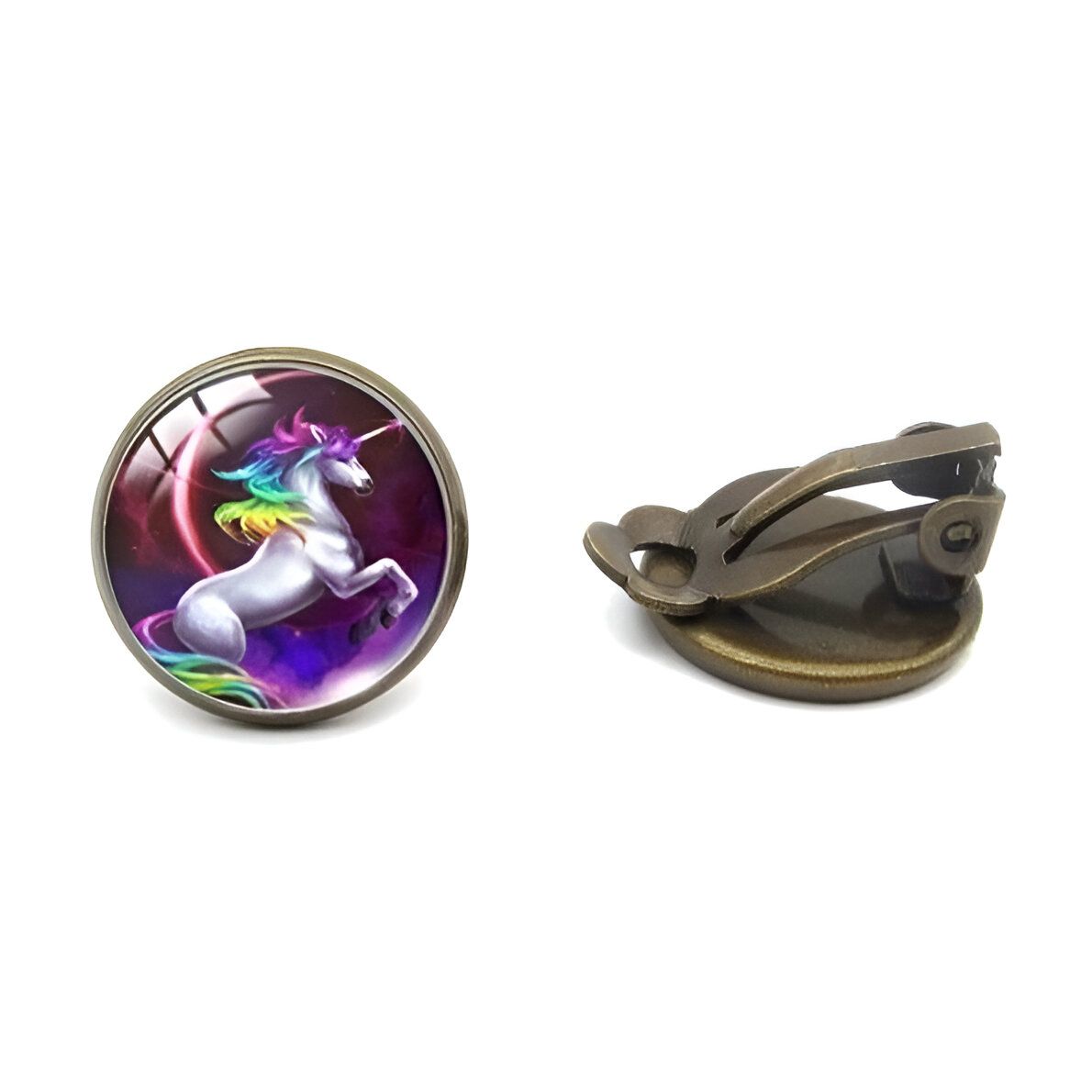 Il s'agit d'une paire de boucles d'oreilles en forme de licorne. Les licornes sont des créatures légendaires représentées comme des chevaux blancs avec une corne sur le front. Ces boucles d'oreilles sont en métal et ont une forme ronde. L'image de la licorne est en résine et a des couleurs vives. Les boucles d'oreilles sont de type clip et sont faciles à mettre et à enlever.
