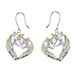 Une paire de boucles d'oreilles en forme de cœur avec deux licornes, une grande et une petite. La grande licorne a une crinière et une queue dorées, et la petite licorne a une crinière et une queue argentées. Les deux licornes ont des yeux bleus. Le cœur est en argent et est décoré de zircons cubiques. Les boucles d'oreilles sont en argent sterling 925 et sont hypoallergéniques.