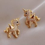 Une paire de boucles d'oreilles en forme de licorne en or serties de strass.