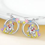 Une paire de boucles d'oreilles en forme de licorne en argent avec des étoiles colorées.