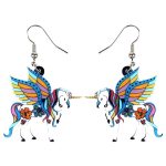 Boucles d'oreilles en forme de licorne avec des ailes colorées et des fleurs.