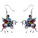 Boucles d'oreilles en forme de licorne avec des ailes colorées.