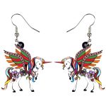 Boucles d'oreilles pendantes en forme de licorne avec des ailes colorées et des fleurs.