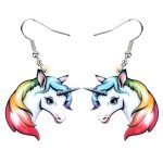 Boucles d'oreilles pendantes en forme de tête de licorne. Les licornes ont une crinière et une queue arc-en-ciel.