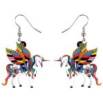 Une paire de boucles d'oreilles en forme de licorne. Les licornes sont blanches et ont des ailes multicolores. Les ailes sont décorées de fleurs et de feuilles.