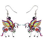 Boucles d'oreilles en forme de licorne avec des ailes colorées et des fleurs.