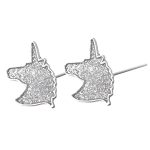 Une paire de boucles d'oreilles en forme de tête de licorne. Les boucles d'oreilles sont en métal argenté et ont une forme de tête de licorne. La crinière de la licorne est texturée avec des paillettes argentées.