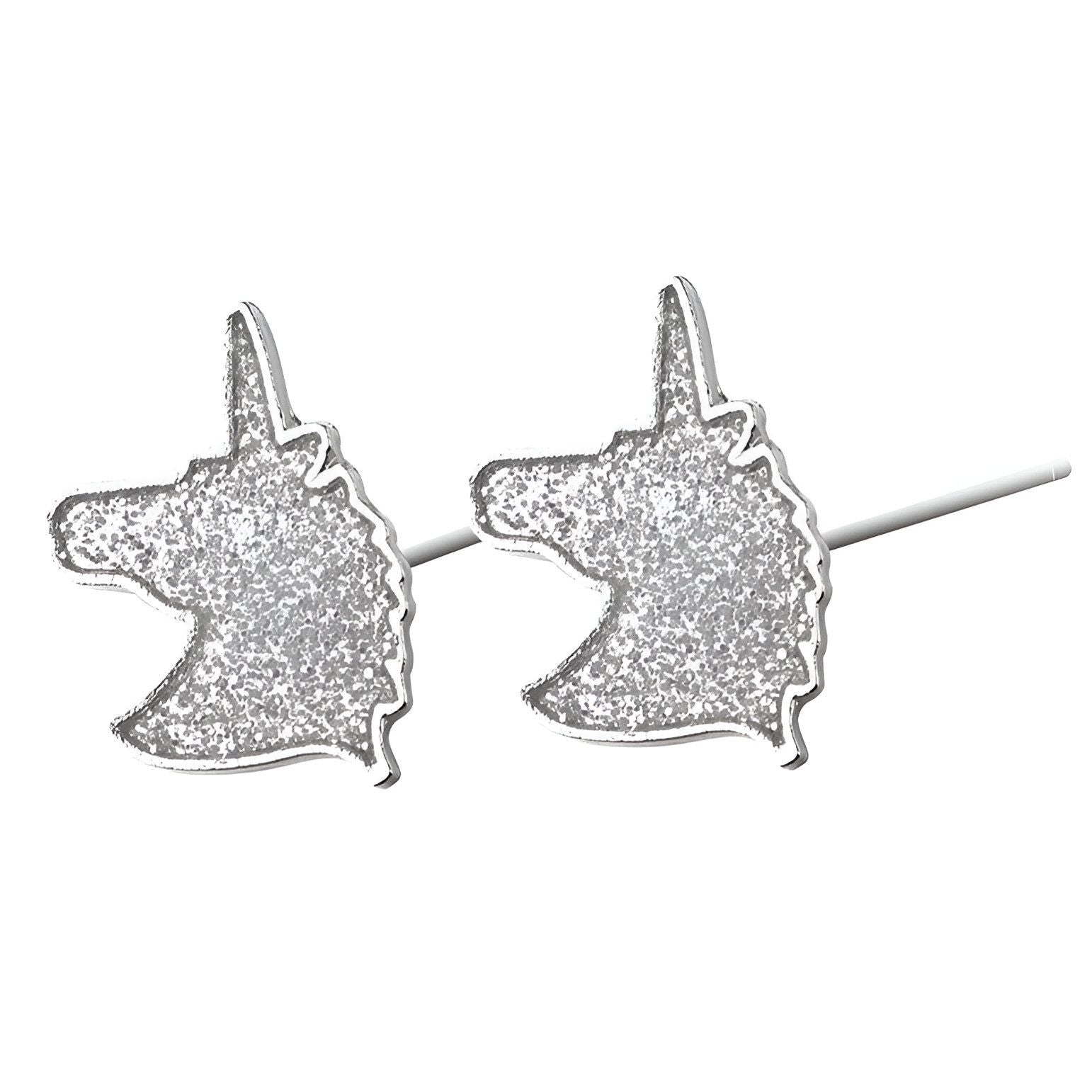 Une paire de boucles d'oreilles en forme de tête de licorne. Les boucles d'oreilles sont en métal argenté et ont une forme de tête de licorne. La crinière de la licorne est texturée avec des paillettes argentées.