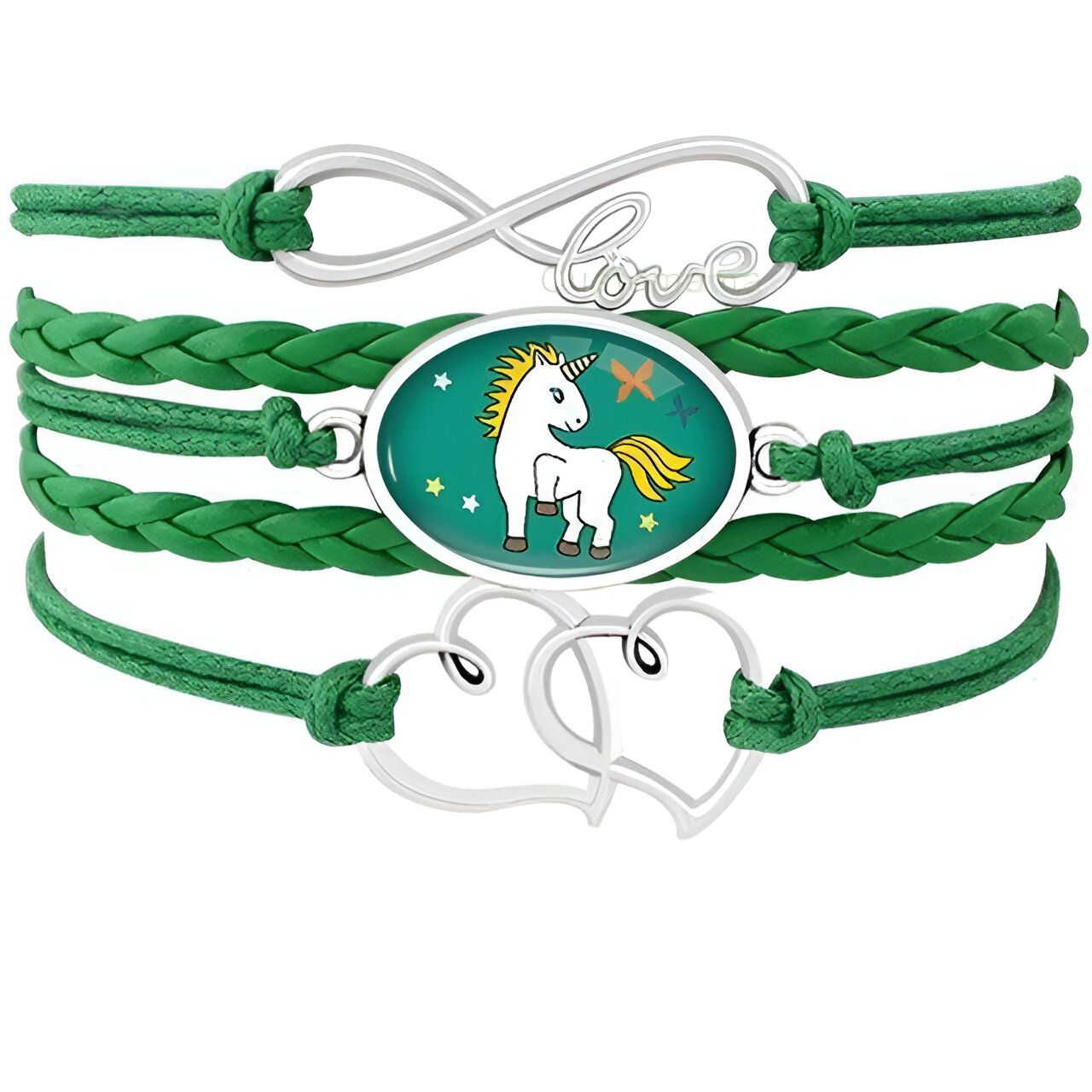 L'image représente un bracelet en cuir vert avec un pendentif en forme de licorne. La licorne est blanche avec une crinière et une queue jaunes. Elle est entourée d'étoiles et de coeurs. Le bracelet est également décoré de deux coeurs en métal argenté.