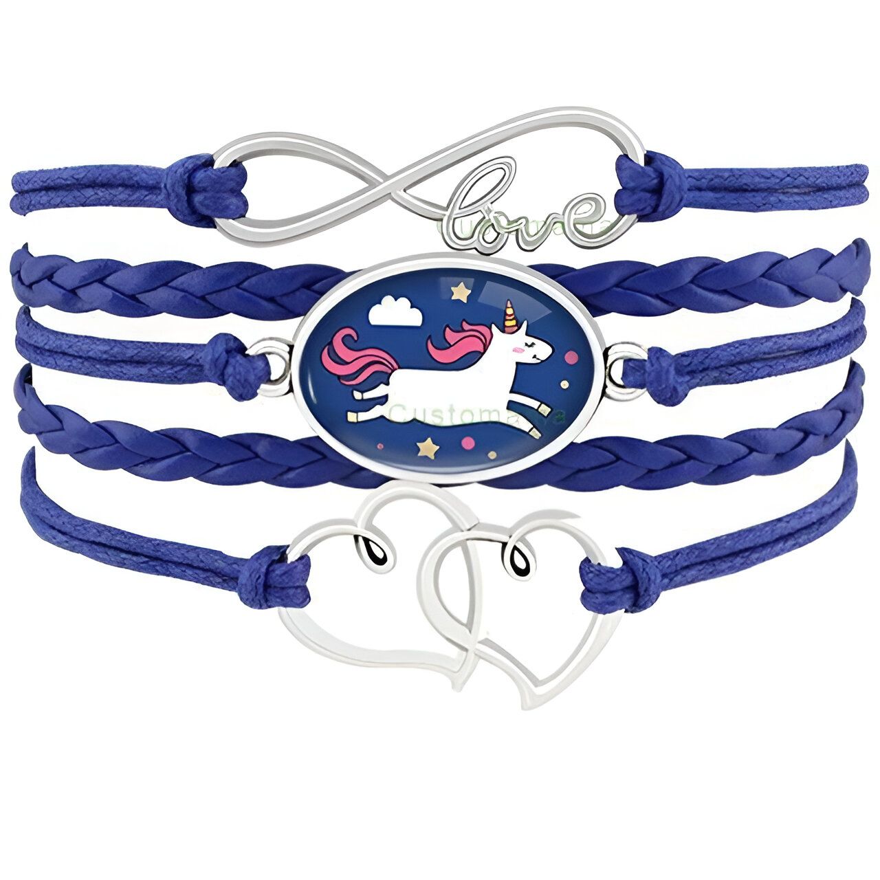 L'image représente un bracelet en cuir bleu avec un pendentif en forme de licorne. La licorne est représentée avec une crinière et une queue roses, et elle est entourée de nuages et d'étoiles. Le bracelet est également décoré de deux cœurs en métal argenté.