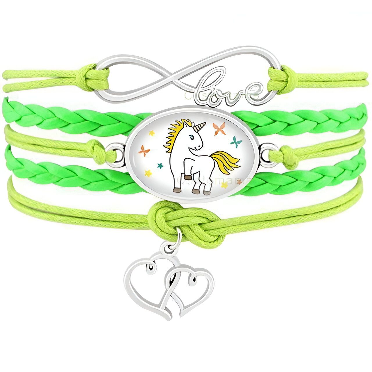 Un bracelet vert avec un pendentif en forme de licorne et un pendentif en forme de cœur. Le bracelet est fait de cuir tressé et le pendentif est en métal. La licorne est blanche avec une crinière et une queue jaunes. Le cœur est rouge avec un contour argenté.