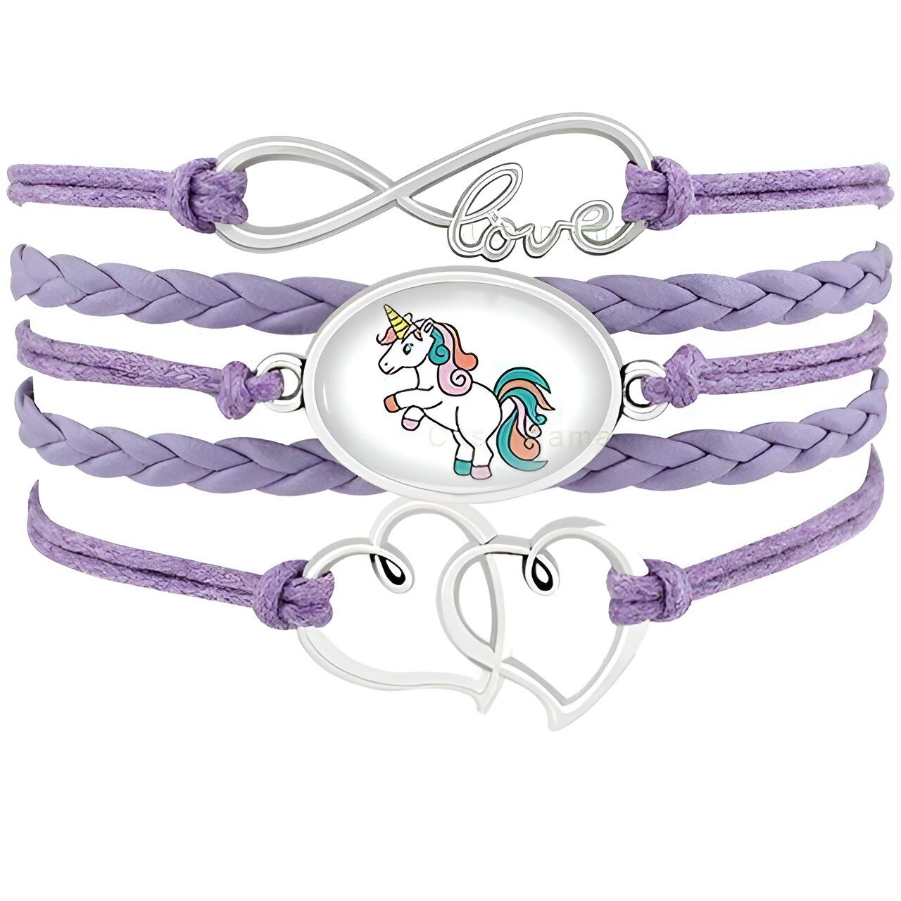 L'image représente un bracelet en cuir tressé de couleur mauve avec un pendentif en forme de licorne. La licorne est représentée avec une crinière et une queue arc-en-ciel. Le bracelet est également agrémenté de deux cœurs en métal argenté.