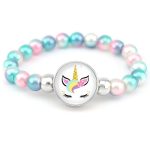 Un bracelet avec des perles roses, bleues et blanches et un pendentif en forme de licorne avec une fleur sur la tête.