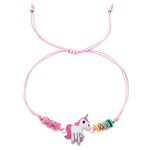 Un bracelet rose avec une breloque licorne blanche et des perles colorées.