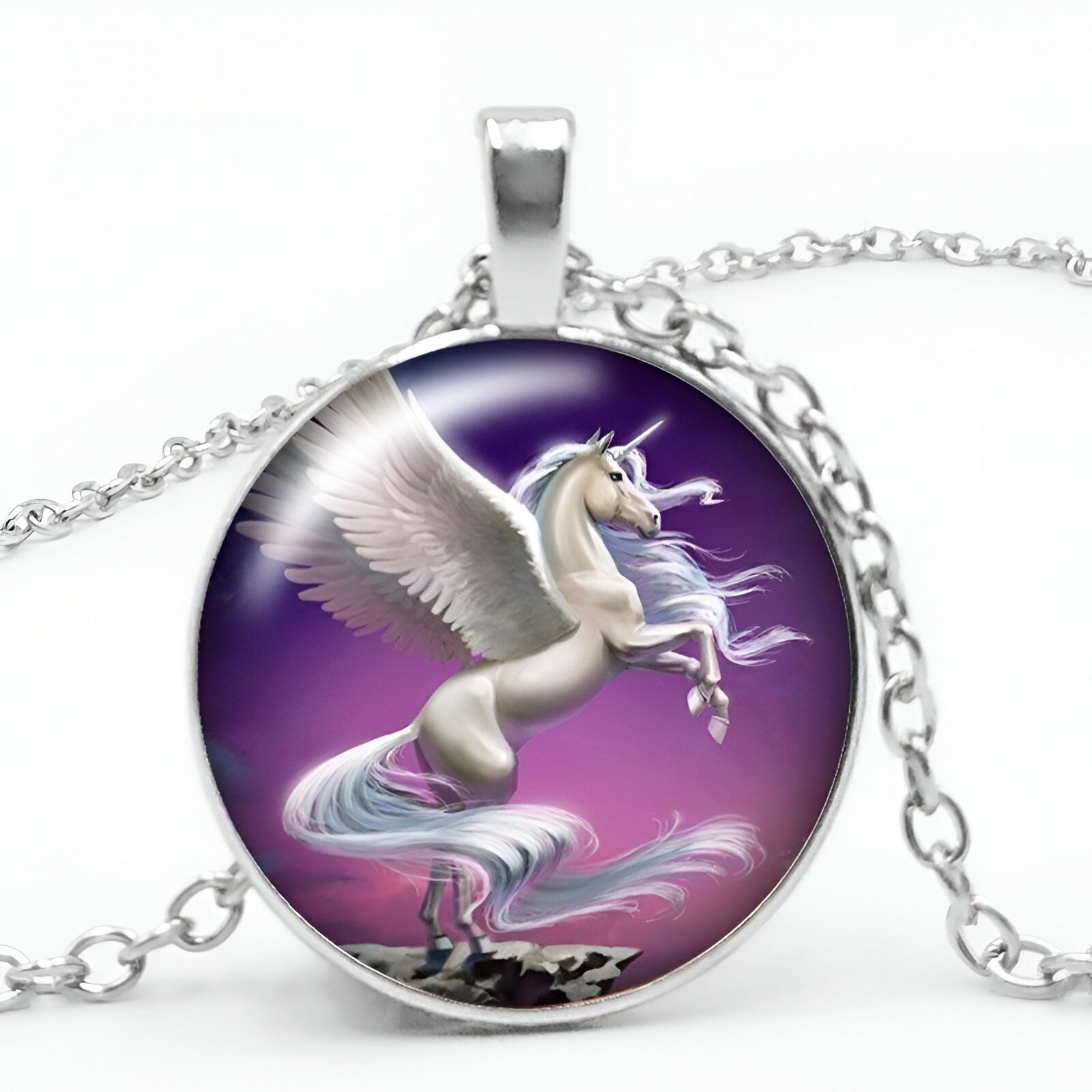 Un pendentif en forme de licorne ailée cabré sur un fond violet. La chaîne est en argent.
