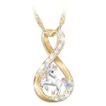 Un pendentif en forme de licorne en or avec des pierres précieuses colorées.