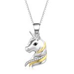 L'image représente un pendentif en forme de tête de licorne. La licorne est représentée de profil et a une crinière et une corne dorées. Le pendentif est en argent et est suspendu à une chaîne en argent.