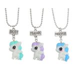 Trois colliers avec des pendentifs en forme de licorne. Les pendentifs sont de couleur rose, violet et bleu. Les licornes ont des crinières et des queues colorées. Les colliers sont en métal argenté.