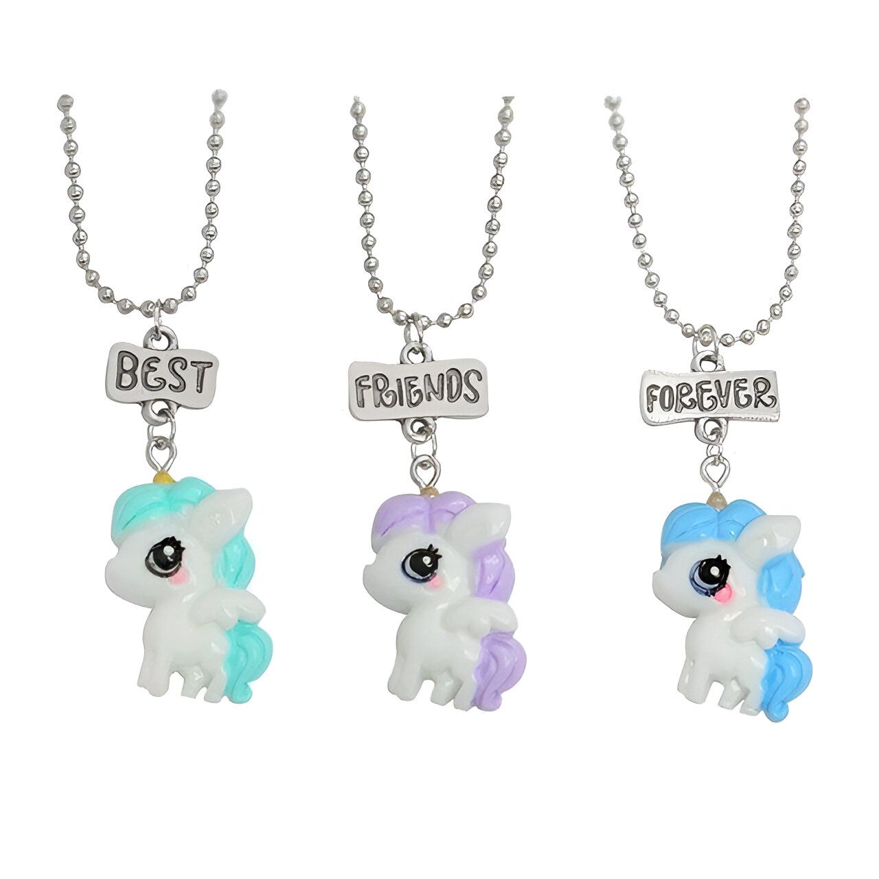 Trois colliers avec des pendentifs en forme de licorne. Les pendentifs sont de couleur rose, violet et bleu. Les licornes ont des crinières et des queues colorées. Les colliers sont en métal argenté.