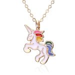 Un collier avec un pendentif en forme de licorne. La licorne est blanche avec une crinière et une queue arc-en-ciel. Le collier est en métal doré.