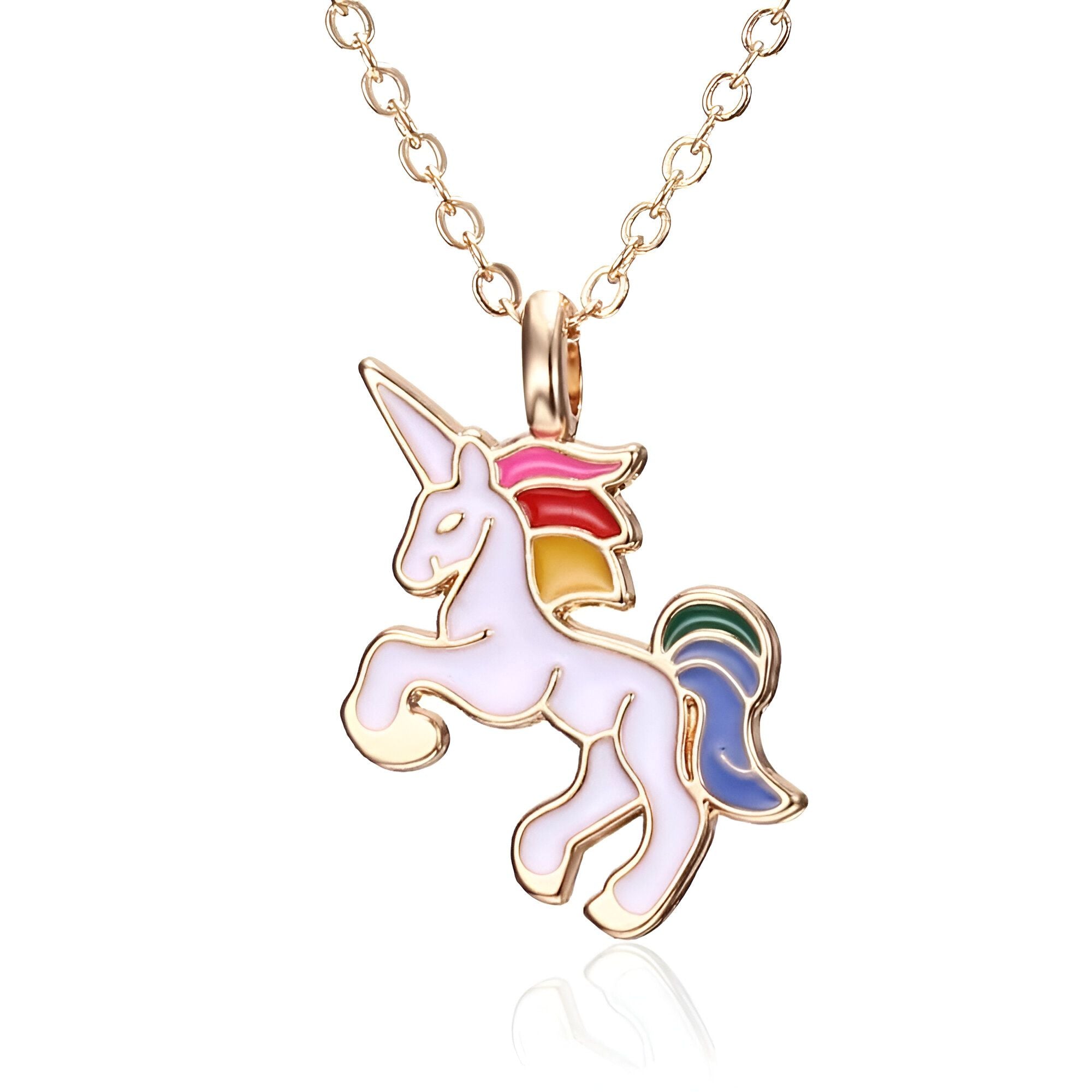 Un collier avec un pendentif en forme de licorne. La licorne est blanche avec une crinière et une queue arc-en-ciel. Le collier est en métal doré.