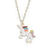 Un collier avec un pendentif en forme de licorne. La licorne est blanche avec une crinière et une queue arc-en-ciel. Le collier est en métal doré.