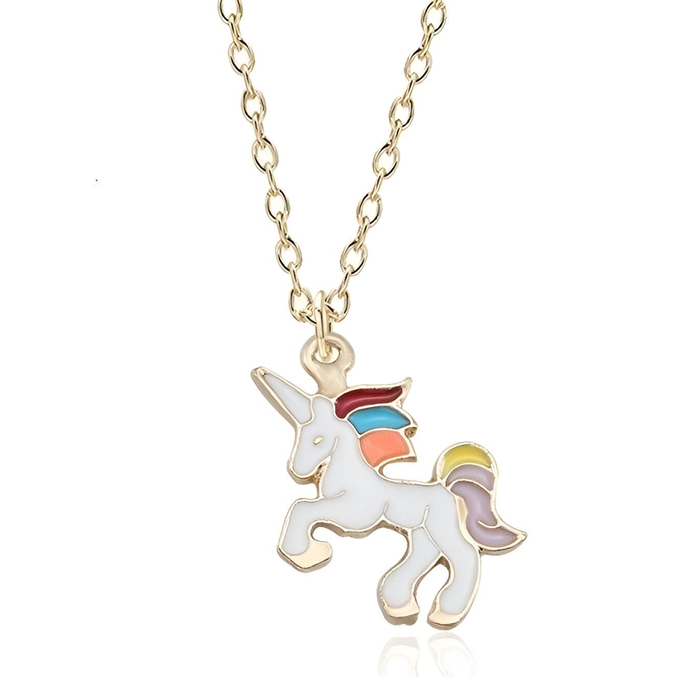 Un collier avec un pendentif en forme de licorne. La licorne est blanche avec une crinière et une queue arc-en-ciel. Le collier est en métal doré.