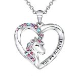 Un pendentif en forme de cœur avec une licorne. La licorne est sertie de cristaux roses, bleus et violets. Le cœur est en métal argenté et porte l'inscription "You are magical".