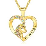 Un collier avec un pendentif en forme de cœur. Le pendentif est serti de cristaux de différentes couleurs et représente une licorne. Le collier est en métal doré.
