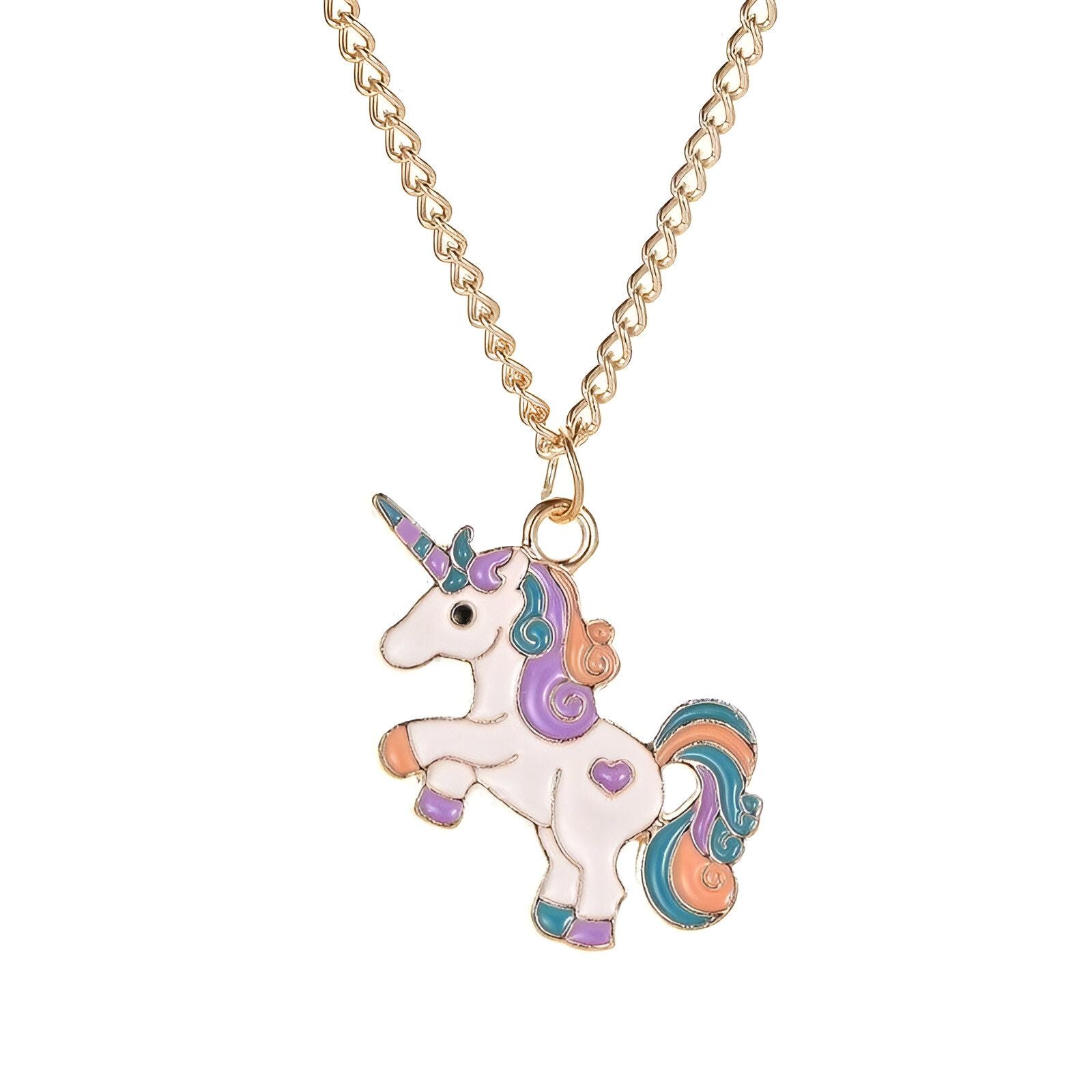 Un collier avec un pendentif en forme de licorne. La licorne est blanche avec une crinière et une queue arc-en-ciel. Elle a un cœur violet sur le côté. Le collier est en métal doré.