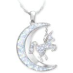 Un collier avec un pendentif en forme de croissant de lune et d'une licorne. La lune et la licorne sont serties de cristaux.