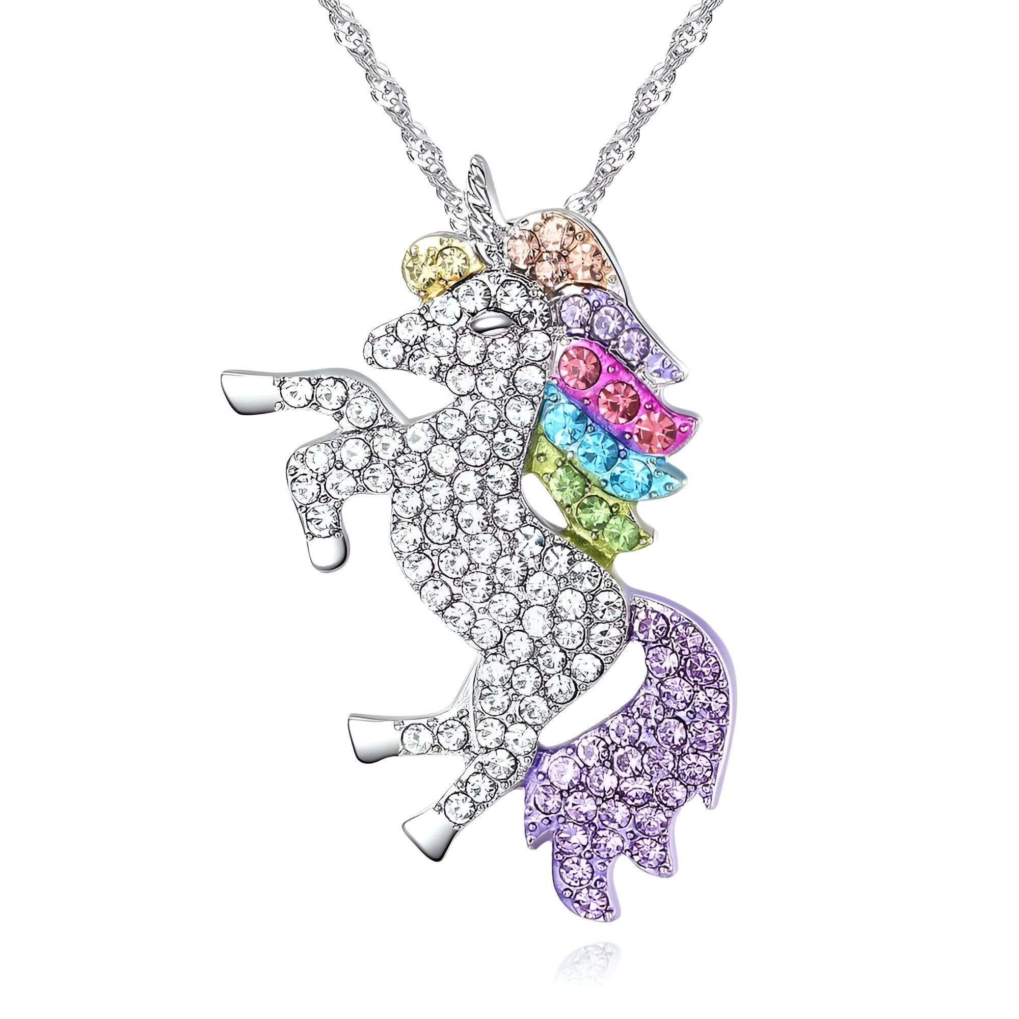 L'image montre un collier avec un pendentif en forme de licorne. La licorne est sertie de cristaux de différentes couleurs, notamment du rose, du bleu, du vert et du jaune. Le pendentif est suspendu à une chaîne en argent.
