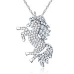 L'image montre un pendentif en forme de licorne. La licorne est debout sur ses pattes arrière et a une crinière et une queue en cristal. Le pendentif est en métal argenté.