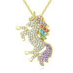 L'image représente un collier avec un pendentif en forme de licorne. La licorne est sertie de cristaux de différentes couleurs. Le collier est en métal doré.