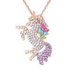 Un collier avec un pendentif licorne en or rose serti de cristaux multicolores.