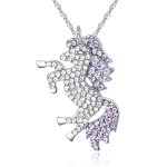 Un collier avec un pendentif en forme de licorne. La licorne est sertie de cristaux blancs et roses.