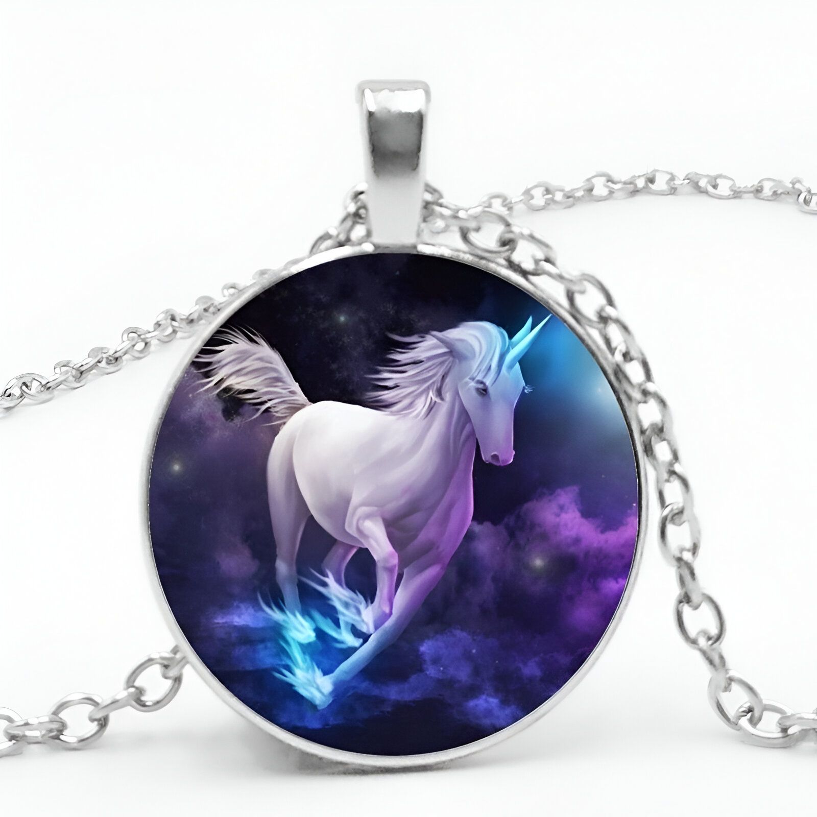 Un pendentif en forme de licorne avec un collier en argent. La licorne est blanche avec une crinière et une queue violettes. Elle est représentée en train de courir dans un ciel étoilé.